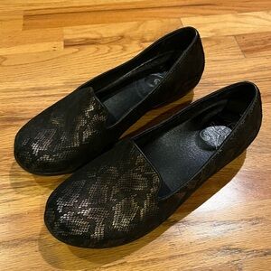 DANSKO Olivia Metallic Snakeskin Loafer Shoes 39